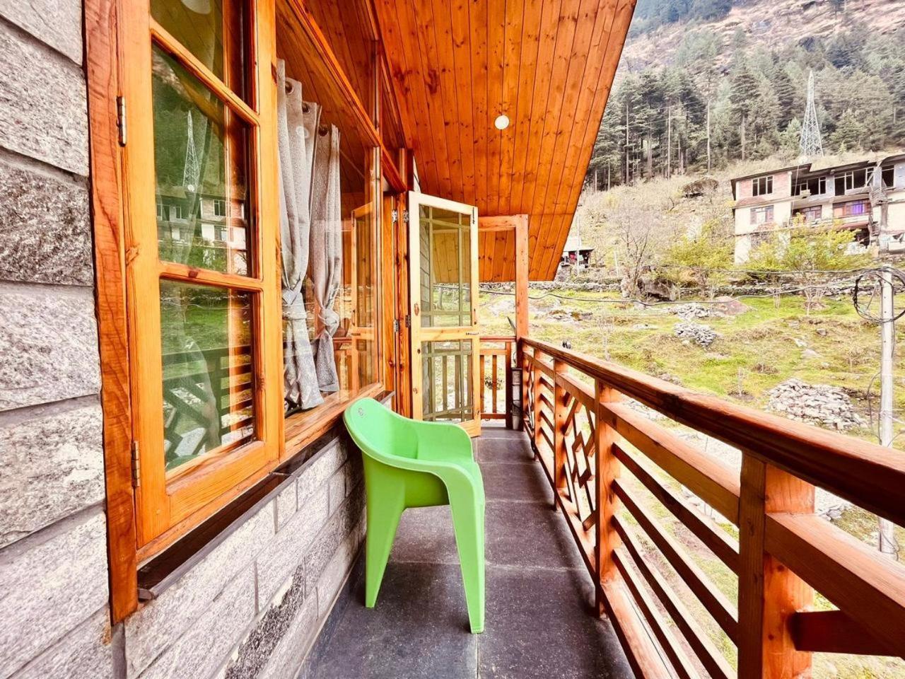 The Rohtang Chalet Hotell Manāli Exteriör bild